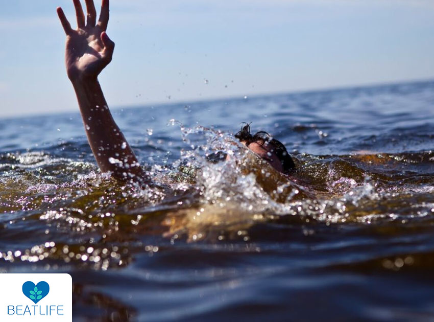 How to Recognize Signs of Drowning & Rescue a Drowning Person?